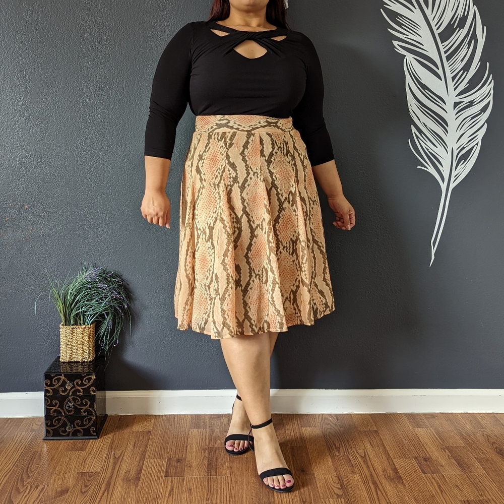 Attention Snake Skirt - Picture 6 of 7